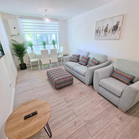 Appartamento Flat In Battersea, 5 Minutes From Clapham Junction Station Londra Esterno foto