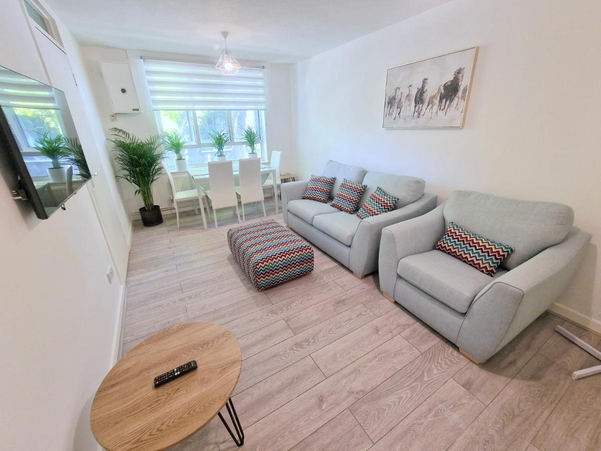 Appartamento Flat In Battersea, 5 Minutes From Clapham Junction Station Londra Esterno foto
