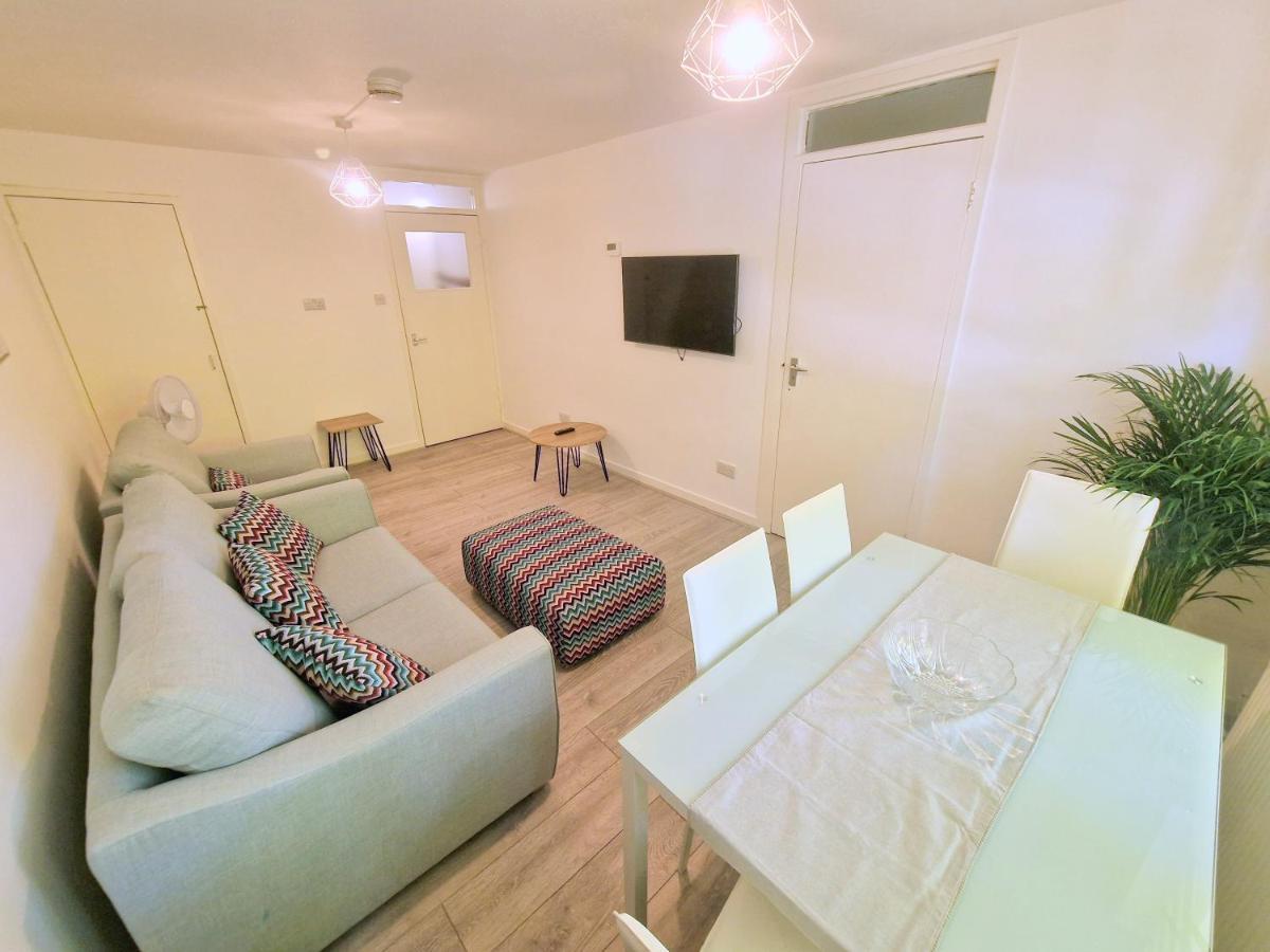 Appartamento Flat In Battersea, 5 Minutes From Clapham Junction Station Londra Esterno foto