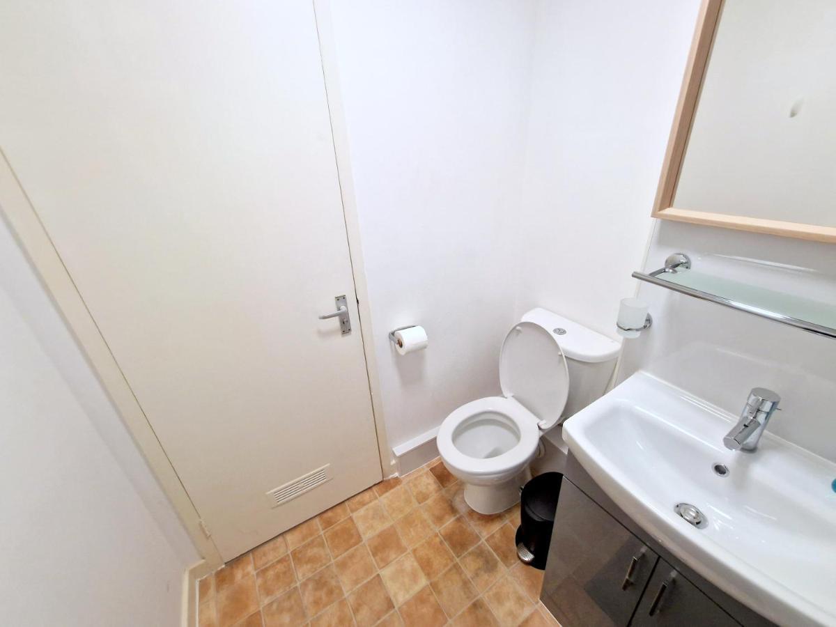 Appartamento Flat In Battersea, 5 Minutes From Clapham Junction Station Londra Esterno foto