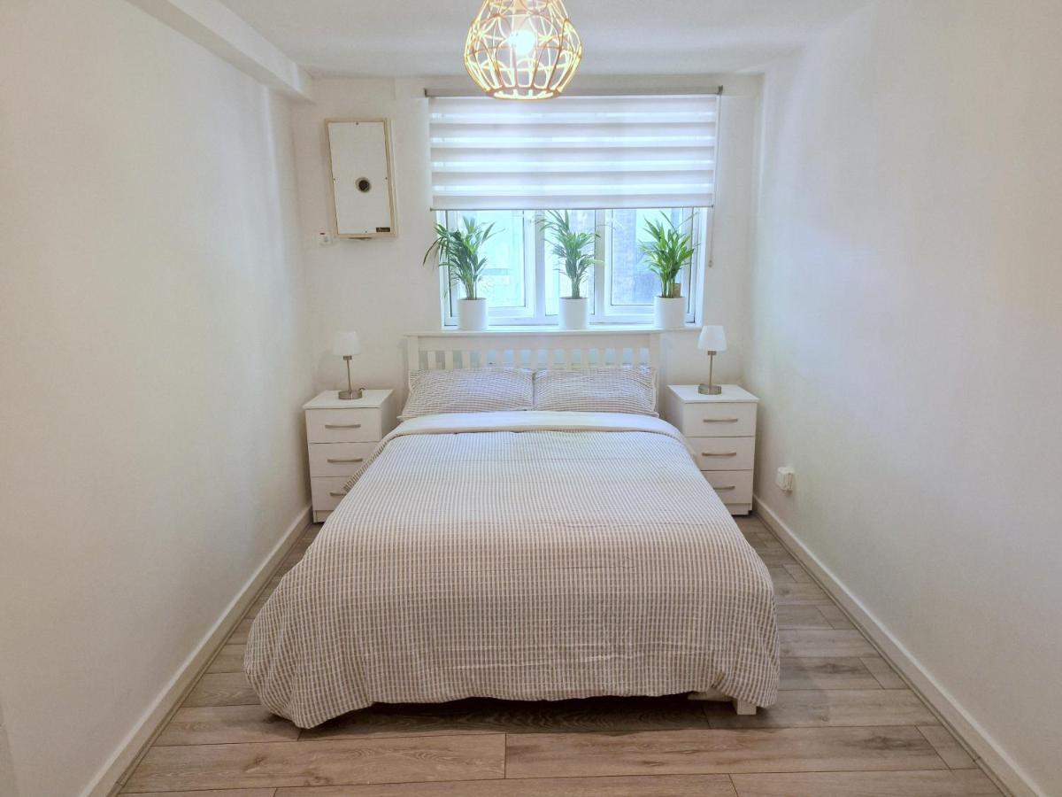 Appartamento Flat In Battersea, 5 Minutes From Clapham Junction Station Londra Esterno foto