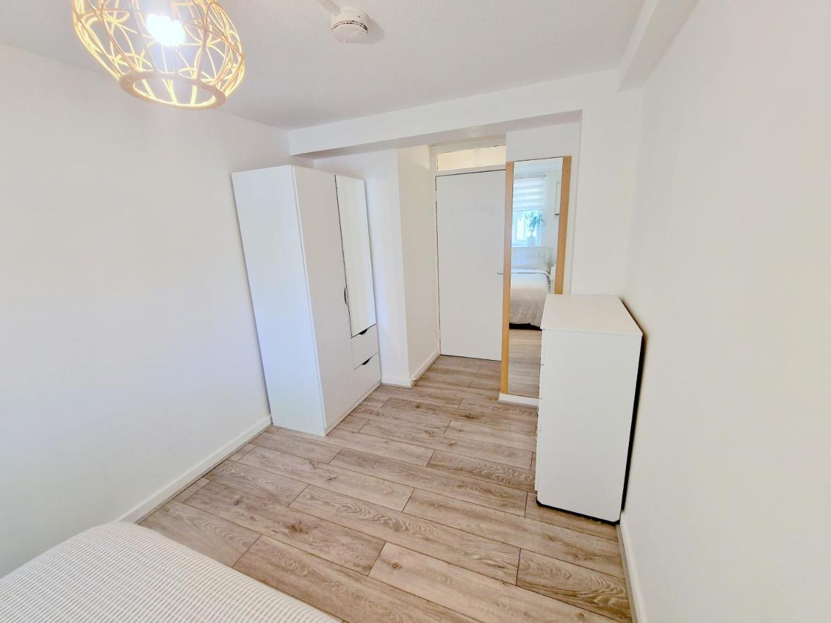 Appartamento Flat In Battersea, 5 Minutes From Clapham Junction Station Londra Esterno foto