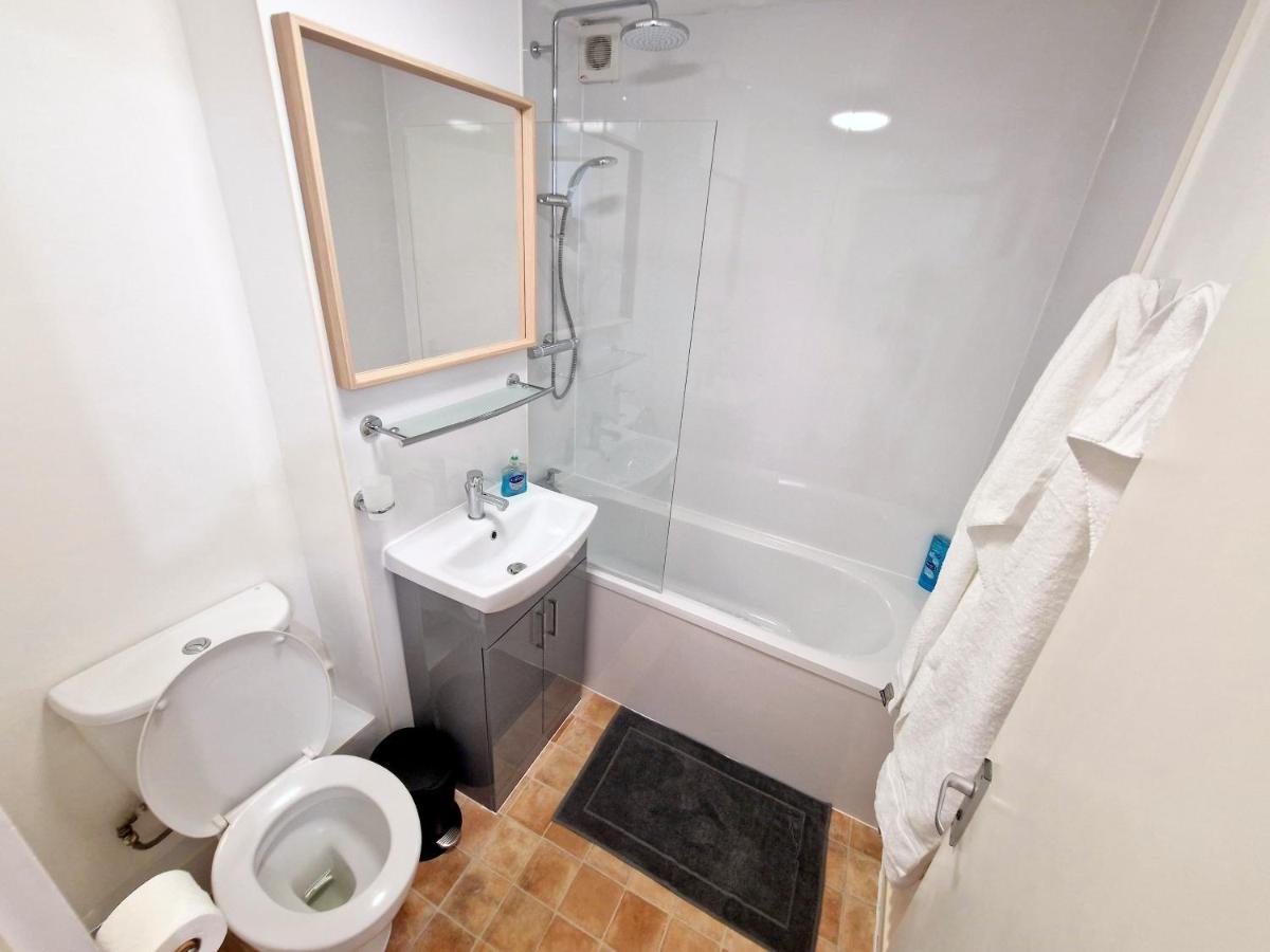 Appartamento Flat In Battersea, 5 Minutes From Clapham Junction Station Londra Esterno foto