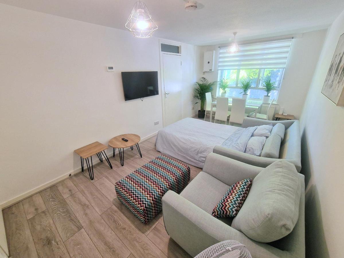 Appartamento Flat In Battersea, 5 Minutes From Clapham Junction Station Londra Esterno foto