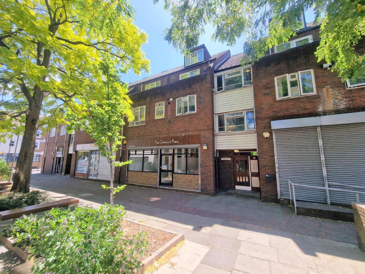 Appartamento Flat In Battersea, 5 Minutes From Clapham Junction Station Londra Esterno foto
