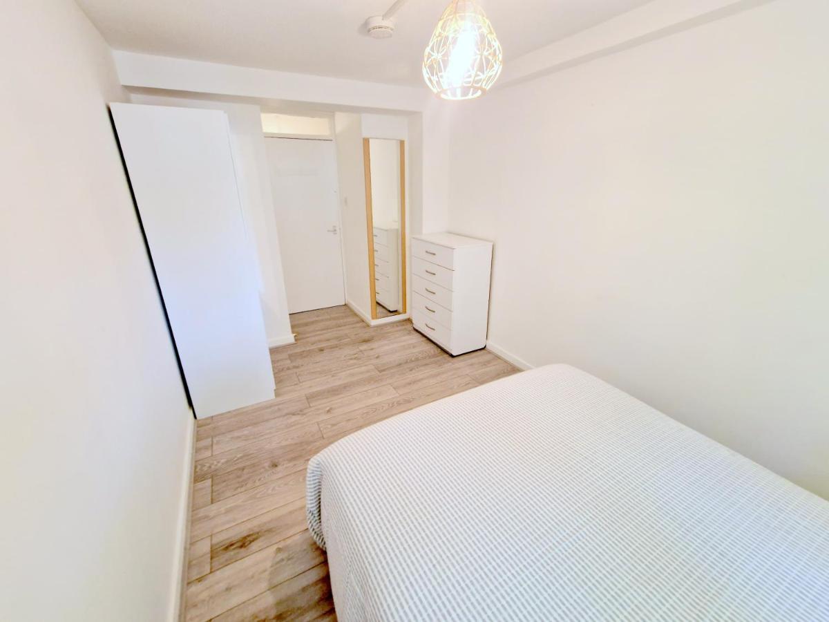 Appartamento Flat In Battersea, 5 Minutes From Clapham Junction Station Londra Esterno foto