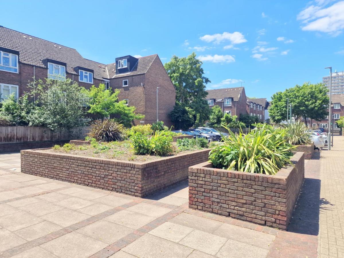 Appartamento Flat In Battersea, 5 Minutes From Clapham Junction Station Londra Esterno foto