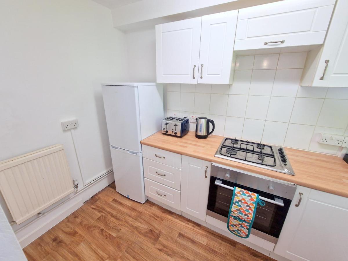 Appartamento Flat In Battersea, 5 Minutes From Clapham Junction Station Londra Esterno foto