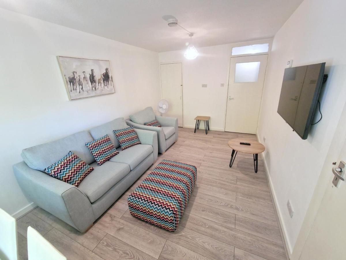 Appartamento Flat In Battersea, 5 Minutes From Clapham Junction Station Londra Esterno foto