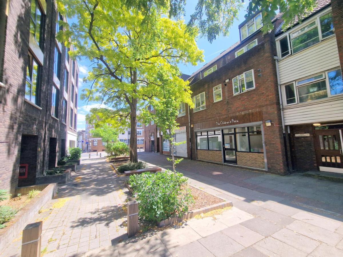 Appartamento Flat In Battersea, 5 Minutes From Clapham Junction Station Londra Esterno foto