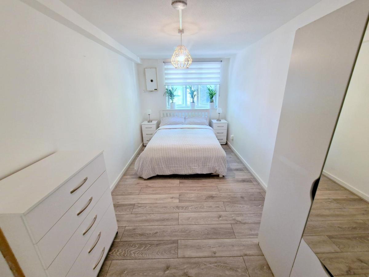 Appartamento Flat In Battersea, 5 Minutes From Clapham Junction Station Londra Esterno foto